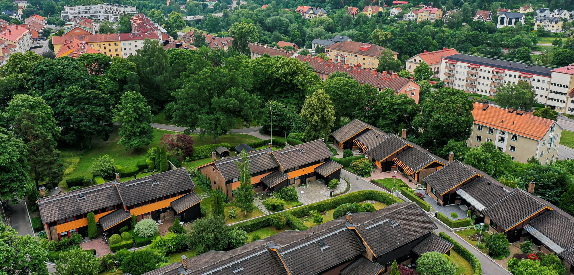 Flygbild över kvarteret Bernsborg med Västerås och Mälaren i bakgrunden